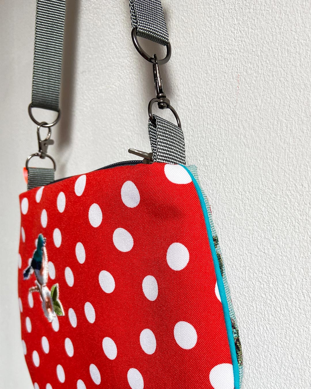 uniek, handgemaakt en kleurrijk handtasje van PIEKS creations met polka dot en vogel applicatie - zijkant