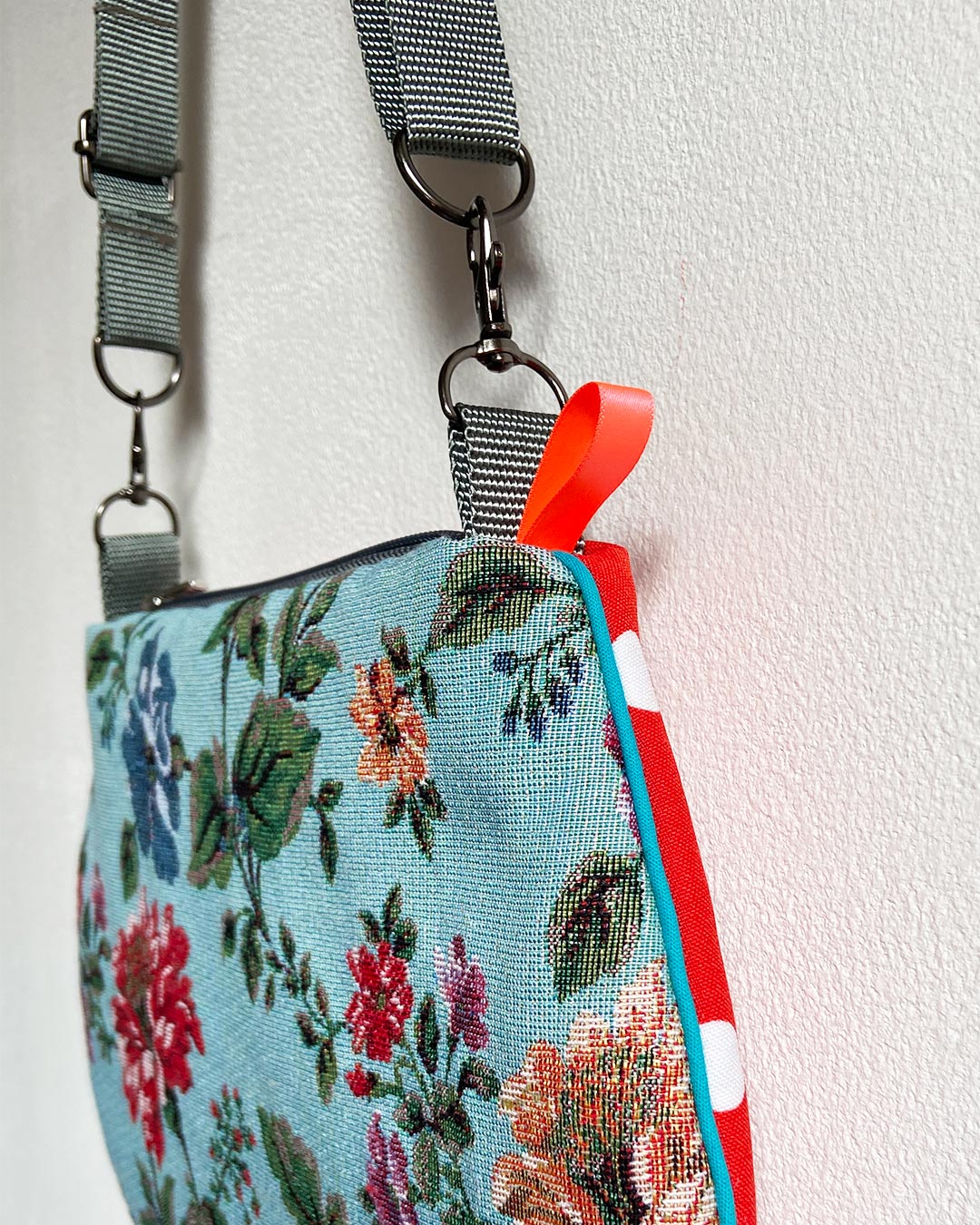 uniek, handgemaakt en kleurrijk handtasje van PIEKS creations met polka dot en bloemen - zijkant