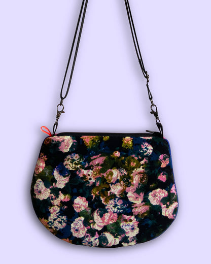 uniek, handgemaakt en kleurrijk handtasje van PIEKS creations met bloemenpatroon - voorkant