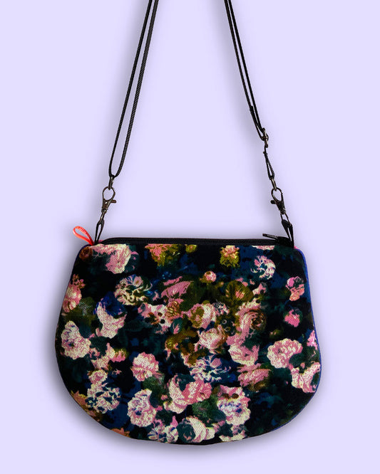 uniek, handgemaakt en kleurrijk handtasje van PIEKS creations met bloemenpatroon - voorkant