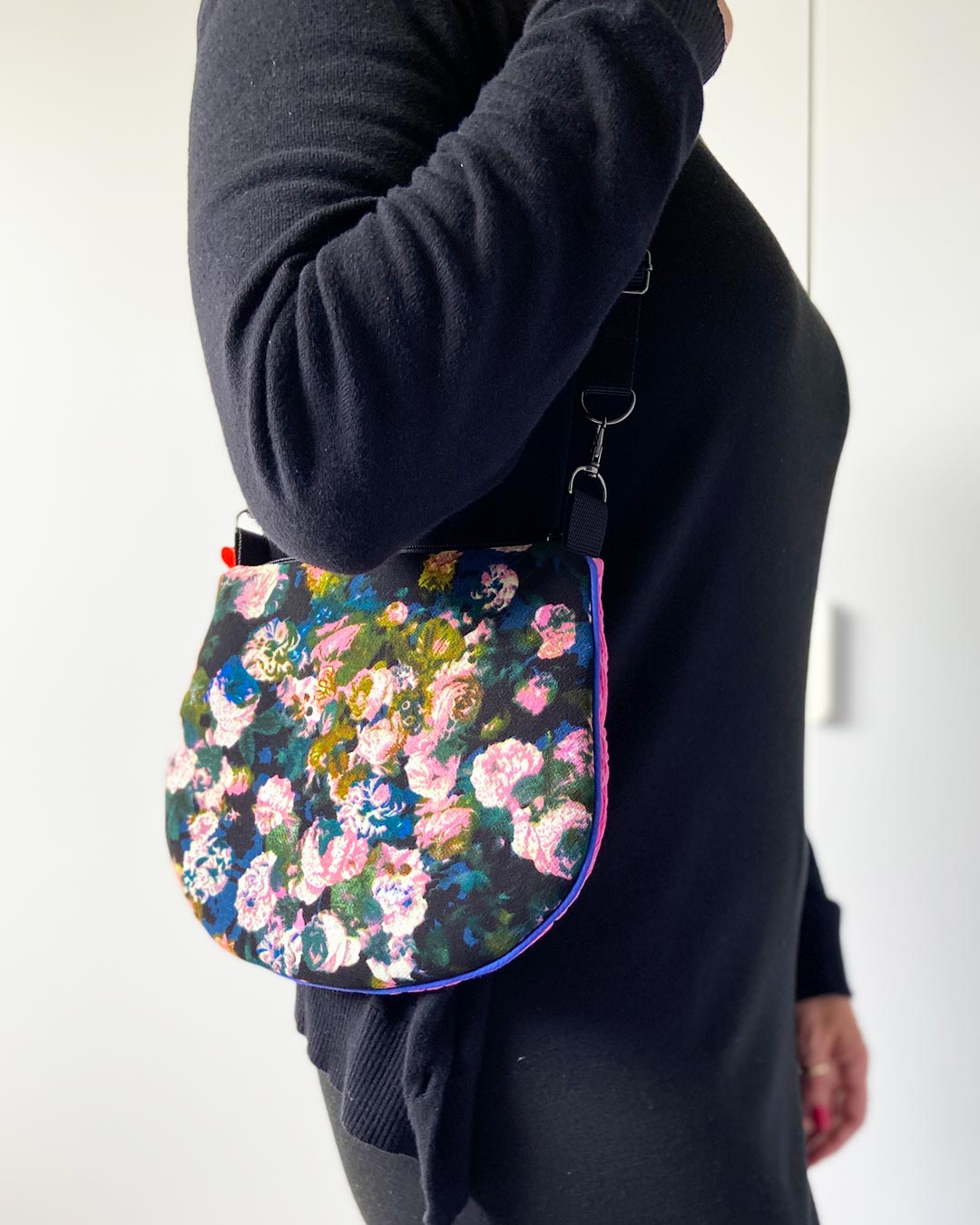 uniek, handgemaakt en kleurrijk handtasje van PIEKS creations met bloemenpatroon - model