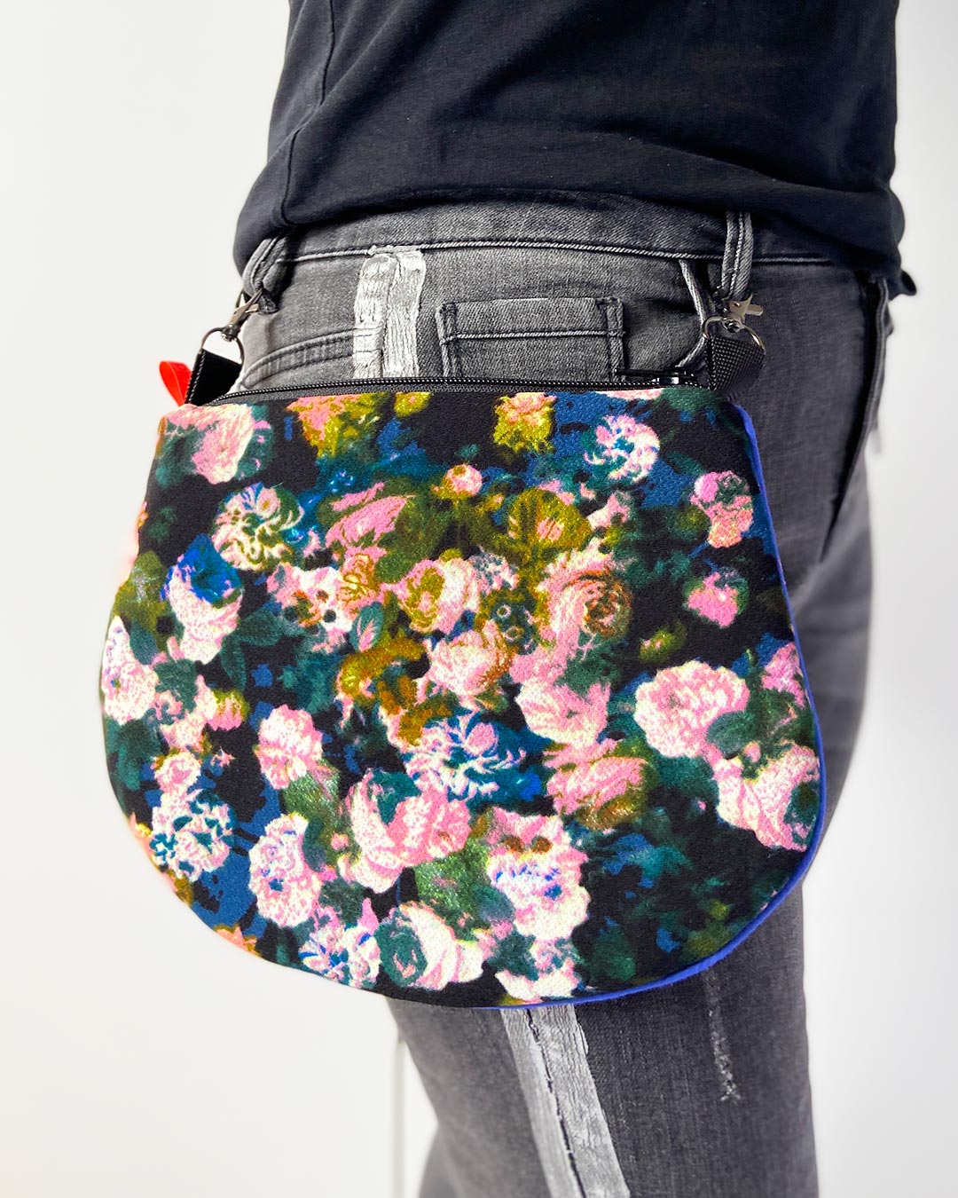 uniek, handgemaakt en kleurrijk handtasje van PIEKS creations met bloemenpatroon - aan de broek vastgemaakt