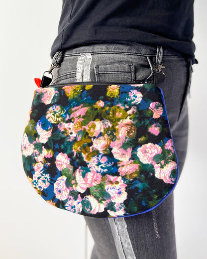 uniek, handgemaakt en kleurrijk handtasje van PIEKS creations met bloemenpatroon - aan de broek vastgemaakt