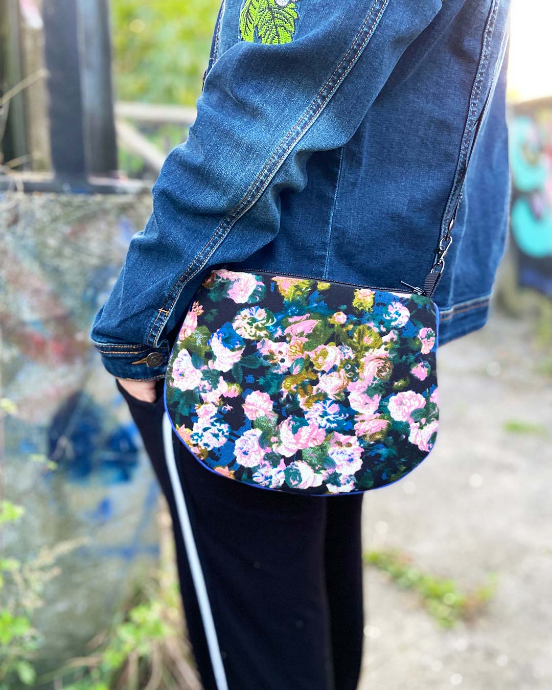 uniek, handgemaakt en kleurrijk handtasje van PIEKS creations met bloemenpatroon - sfeerfoto