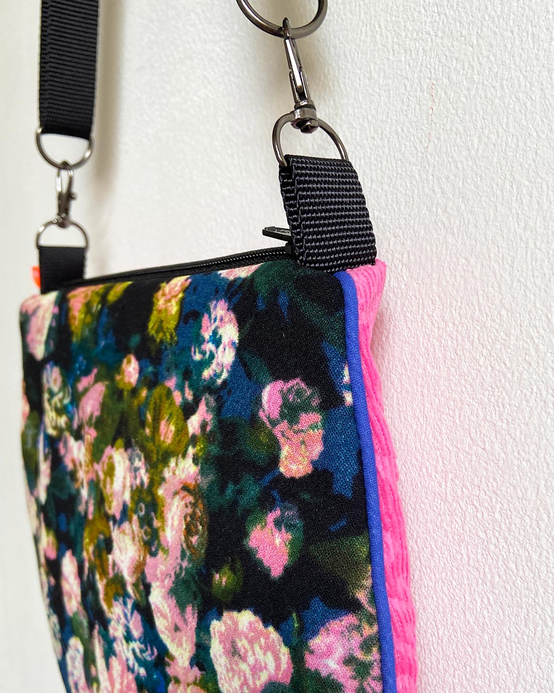 uniek, handgemaakt en kleurrijk handtasje van PIEKS creations met bloemenpatroon - zijkant