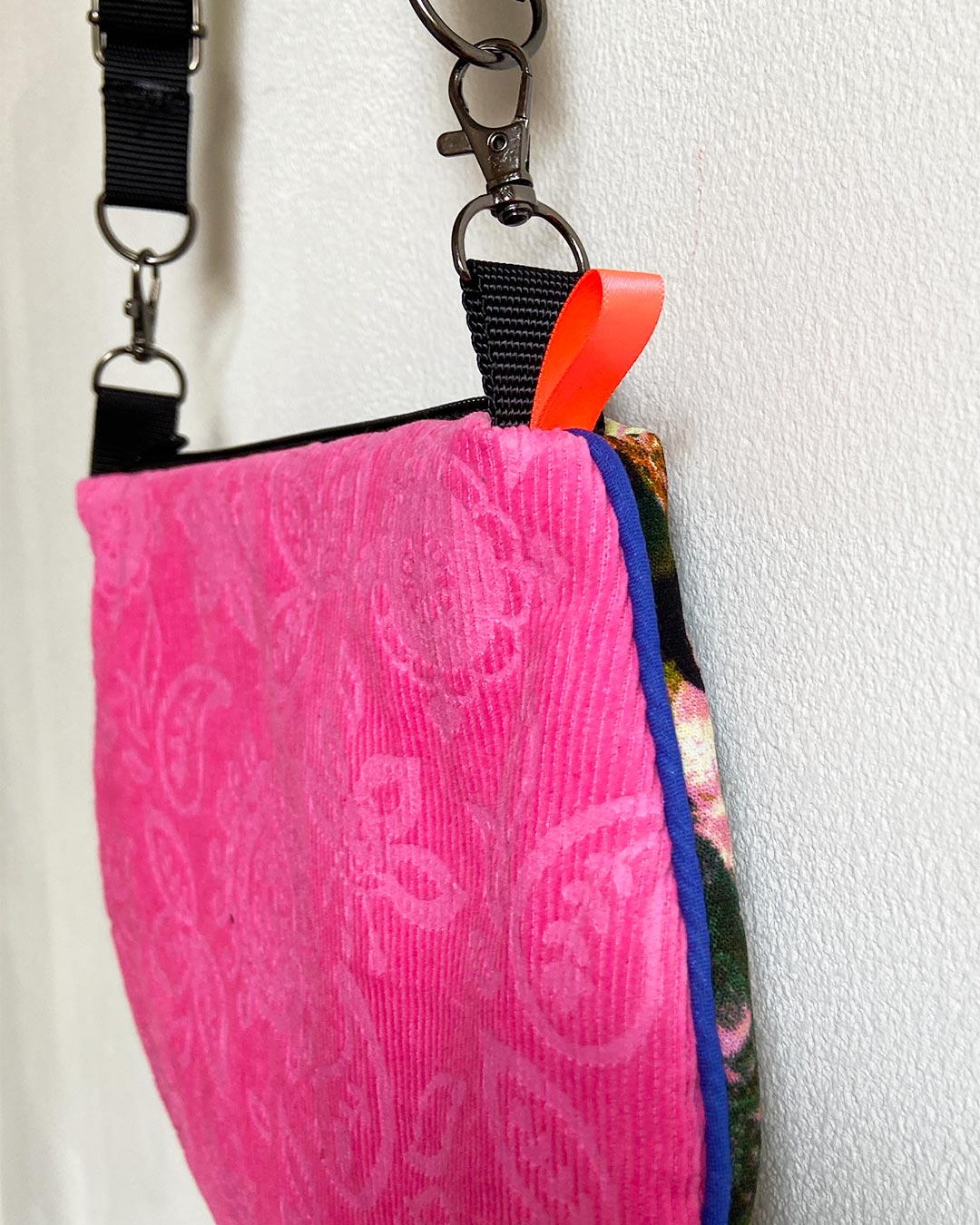 uniek, handgemaakt en kleurrijk handtasje van PIEKS creations met bloemenpatroon - zijkant