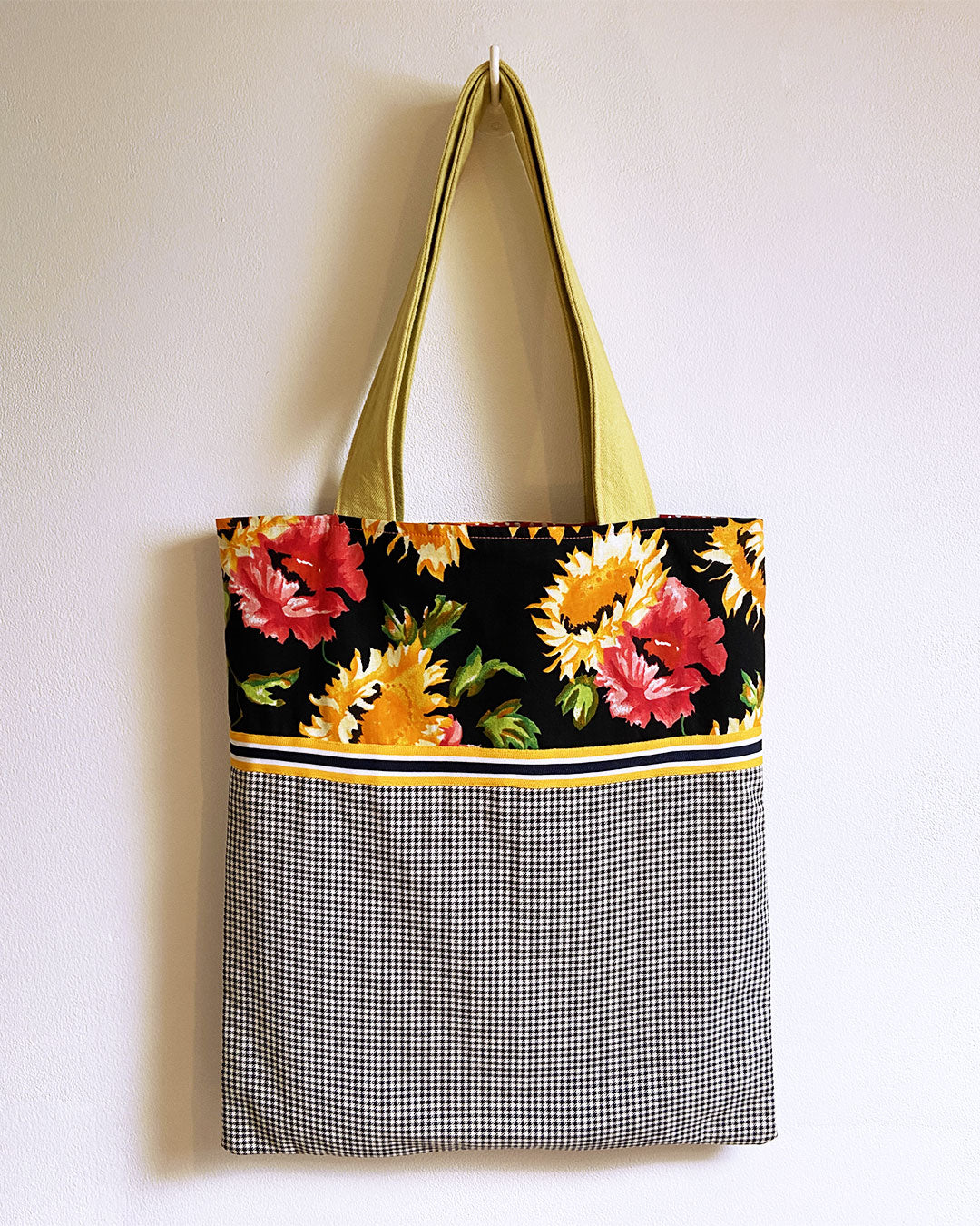 unieke, handgemaakte en kleurrijke totebag van PIEKS creations met vrolijke bloemen en zwart wit patroon - achterkant