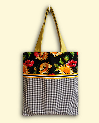 unieke, handgemaakte en kleurrijke totebag van PIEKS creations met vrolijke bloemen en zwart wit patroon - voorkant