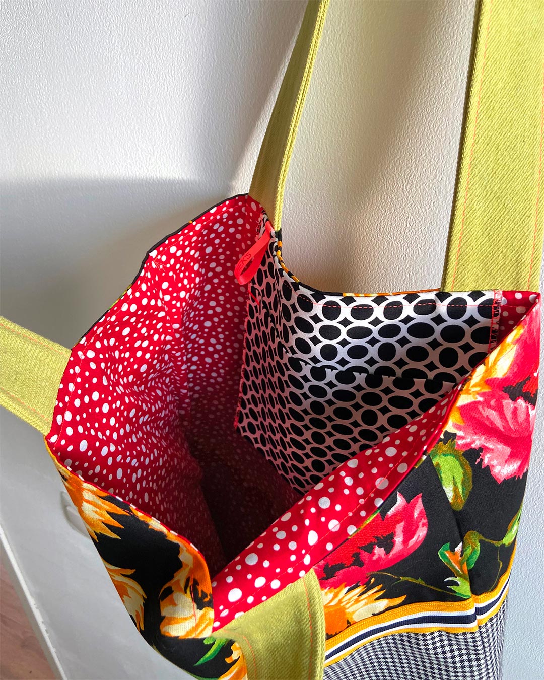 unieke, handgemaakte en kleurrijke totebag van PIEKS creations met vrolijke bloemen en zwart wit patroon - binnenkant