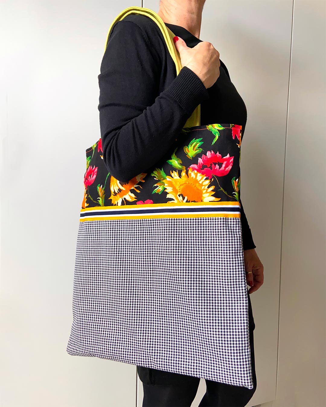 unieke, handgemaakte en kleurrijke totebag van PIEKS creations met vrolijke bloemen en zwart wit patroon - model