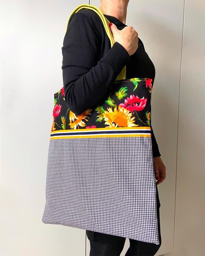 unieke, handgemaakte en kleurrijke totebag van PIEKS creations met vrolijke bloemen en zwart wit patroon - model