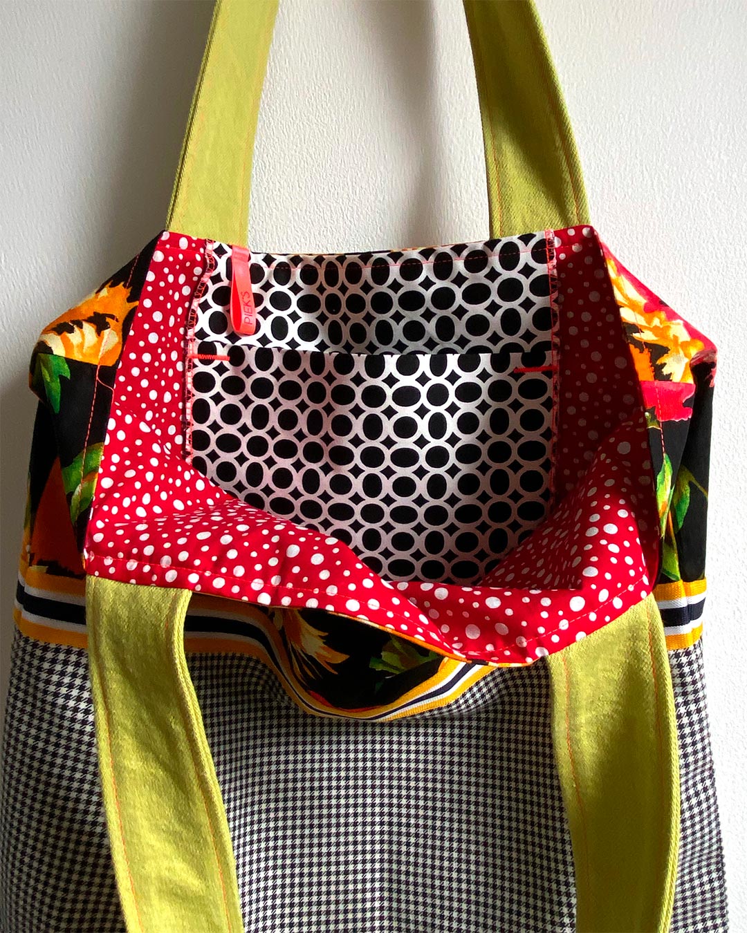 unieke, handgemaakte en kleurrijke totebag van PIEKS creations met vrolijke bloemen en zwart wit patroon - zwart wit binnenvakje
