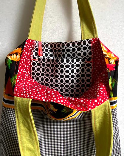 unieke, handgemaakte en kleurrijke totebag van PIEKS creations met vrolijke bloemen en zwart wit patroon - zwart wit binnenvakje