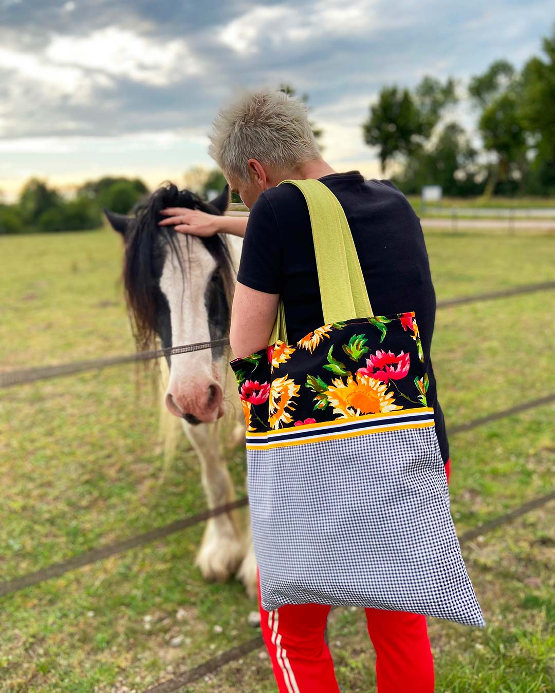 unieke, handgemaakte en kleurrijke totebag van PIEKS creations met vrolijke bloemen en zwart wit patroon - sfeerfoto