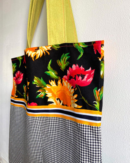 unieke, handgemaakte en kleurrijke totebag van PIEKS creations met vrolijke bloemen en zwart wit patroon - zijkant