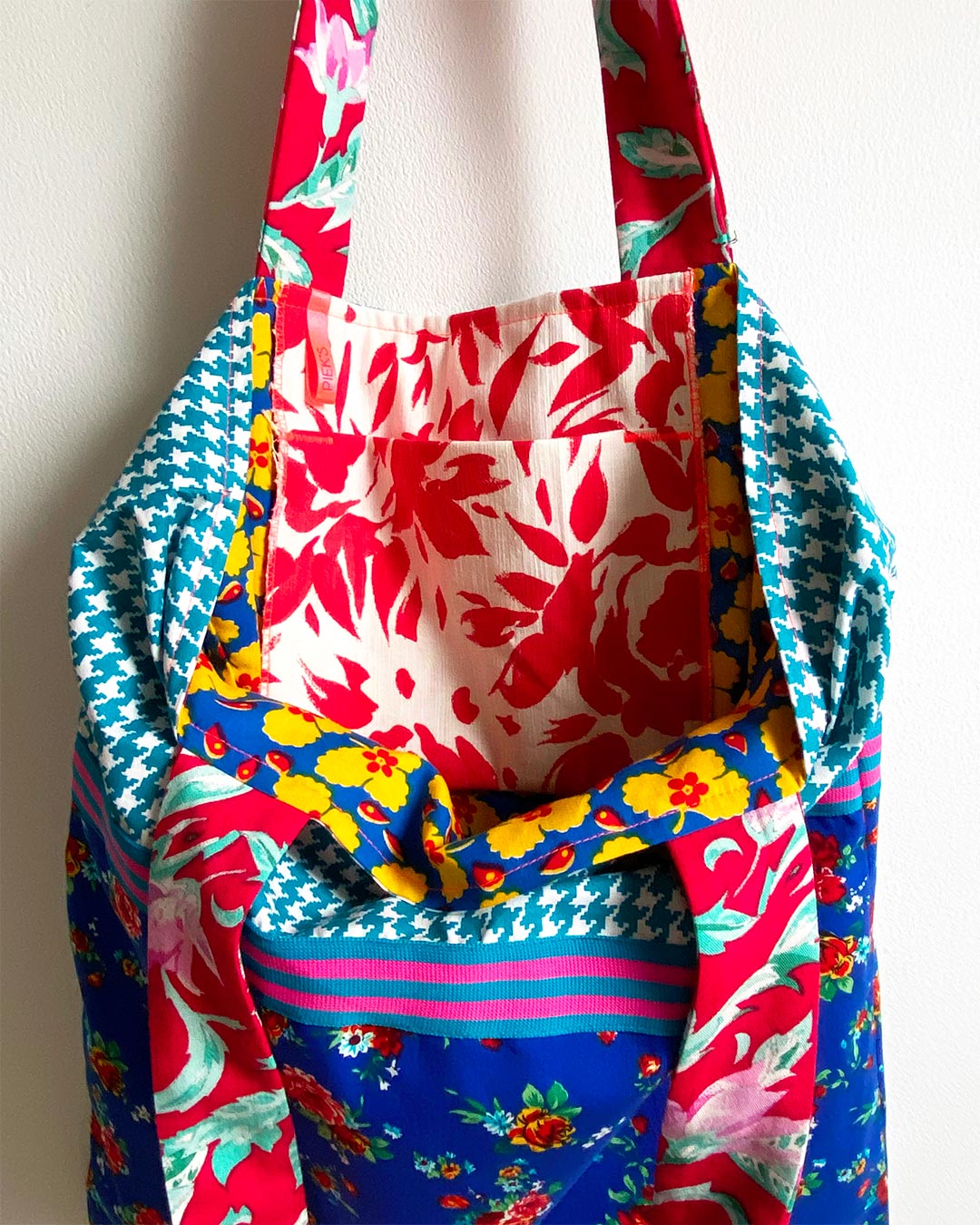 unieke, handgemaakte en kleurrijke totebag van PIEKS creations in blauw tinten met bloemenpatroon - open