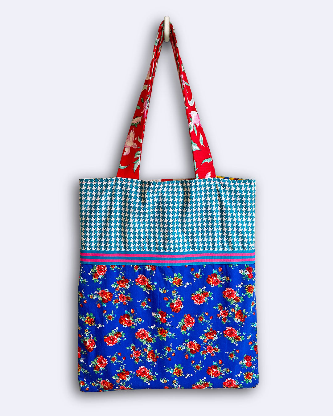 unieke, handgemaakte en kleurrijke totebag van PIEKS creations in blauw tinten met bloemenpatroon - voorkant