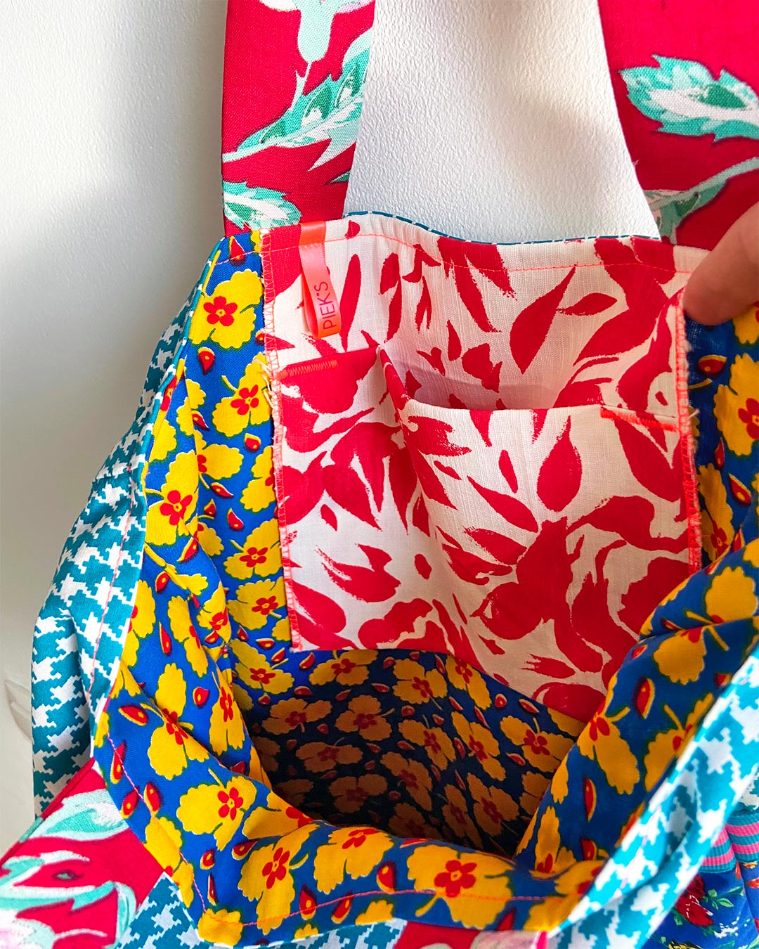unieke, handgemaakte en kleurrijke totebag van PIEKS creations in blauw tinten met bloemenpatroon - opvallende binnenkant