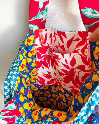 unieke, handgemaakte en kleurrijke totebag van PIEKS creations in blauw tinten met bloemenpatroon - opvallende binnenkant