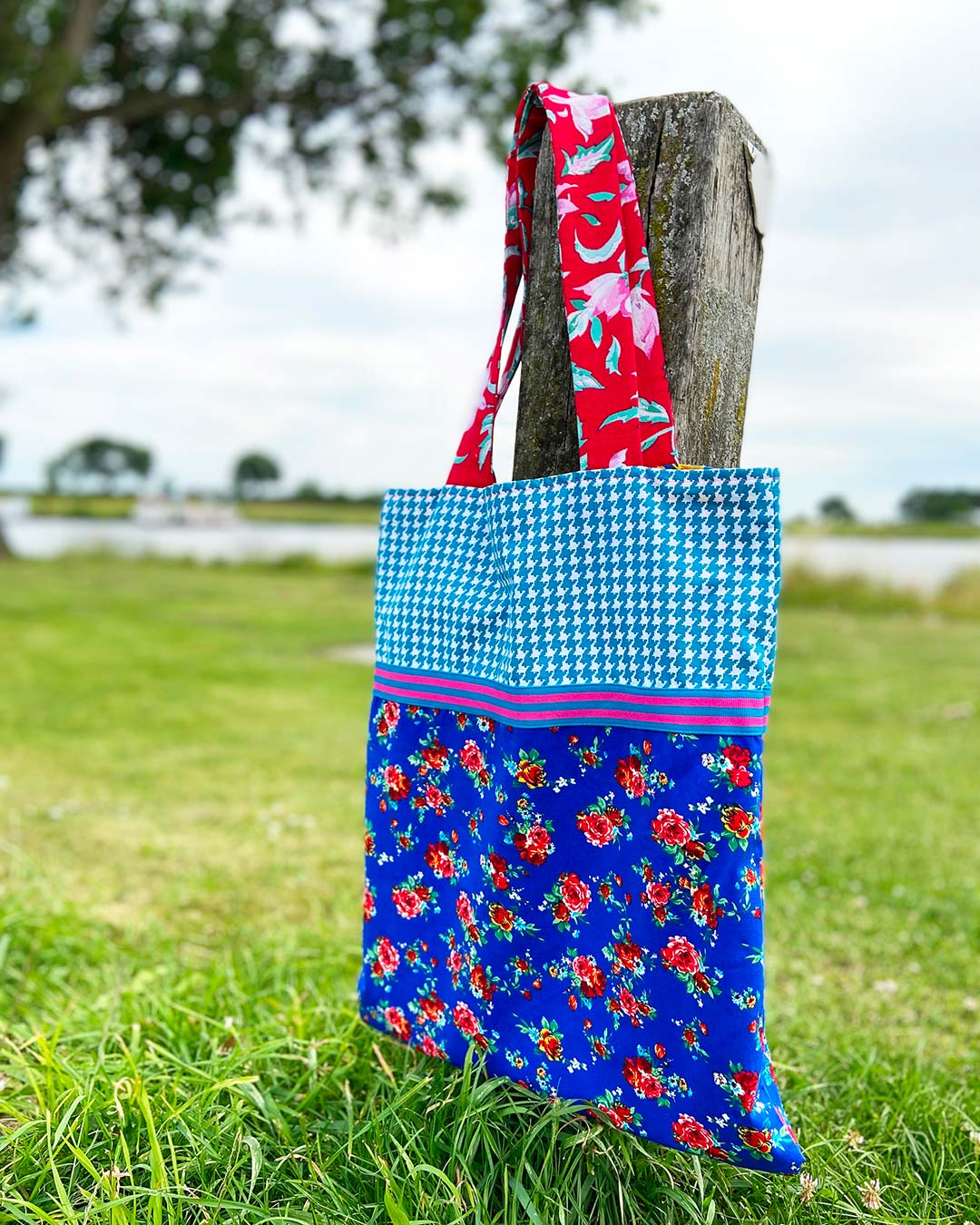 unieke, handgemaakte en kleurrijke totebag van PIEKS creations in blauw tinten met bloemenpatroon - sfeerfoto
