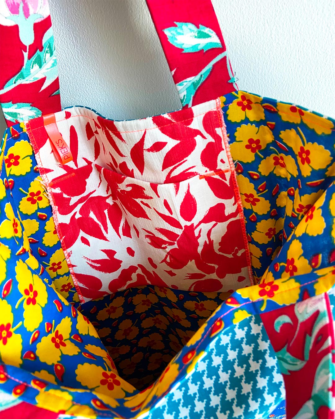 unieke, handgemaakte en kleurrijke totebag van PIEKS creations in blauw tinten met bloemenpatroon - binnenkant