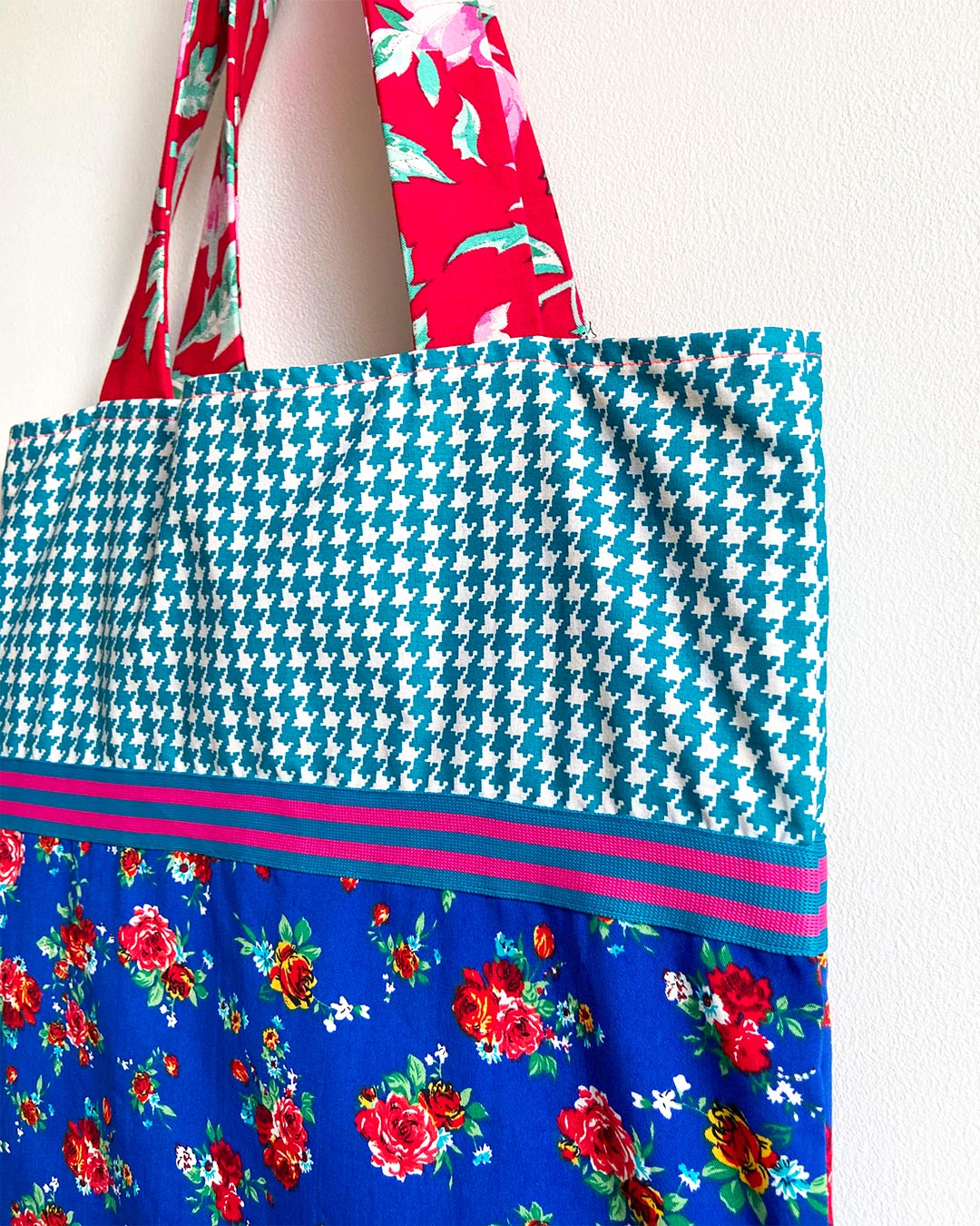 unieke, handgemaakte en kleurrijke totebag van PIEKS creations in blauw tinten met bloemenpatroon - zijkant