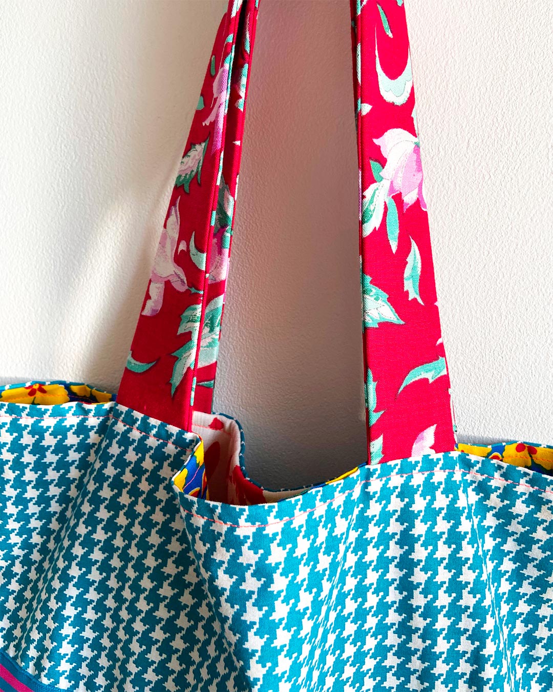 unieke, handgemaakte en kleurrijke totebag van PIEKS creations in blauw tinten met bloemenpatroon - hengsels