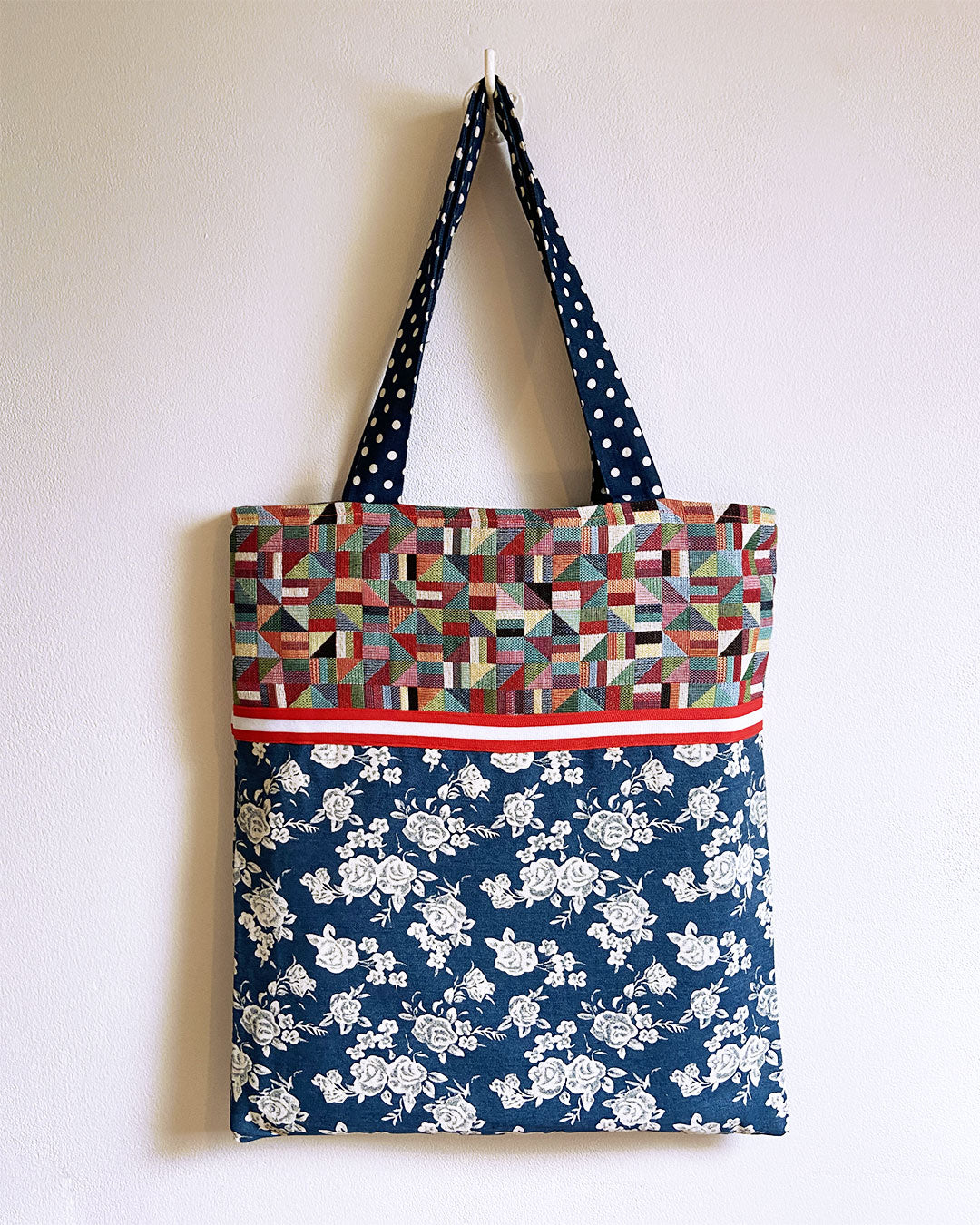 unieke, handgemaakte en kleurrijke totebag van PIEKS creations met grafisch patroon en lieve witte bloemen - achterkant
