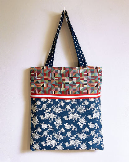 unieke, handgemaakte en kleurrijke totebag van PIEKS creations met grafisch patroon en lieve witte bloemen - achterkant
