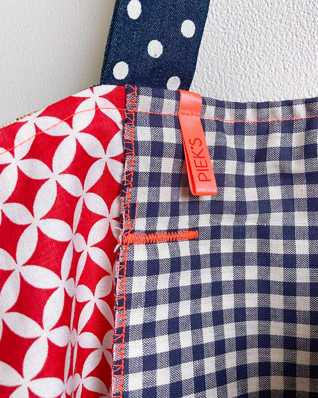 unieke, handgemaakte en kleurrijke totebag van PIEKS creations met grafisch patroon en lieve witte bloemen - detail