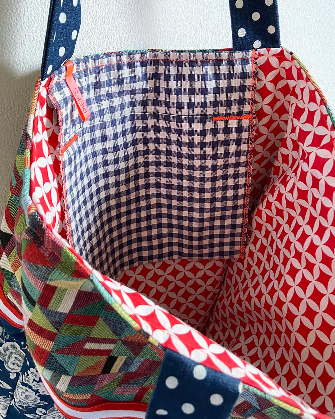unieke, handgemaakte en kleurrijke totebag van PIEKS creations met grafisch patroon en lieve witte bloemen - binnenkant