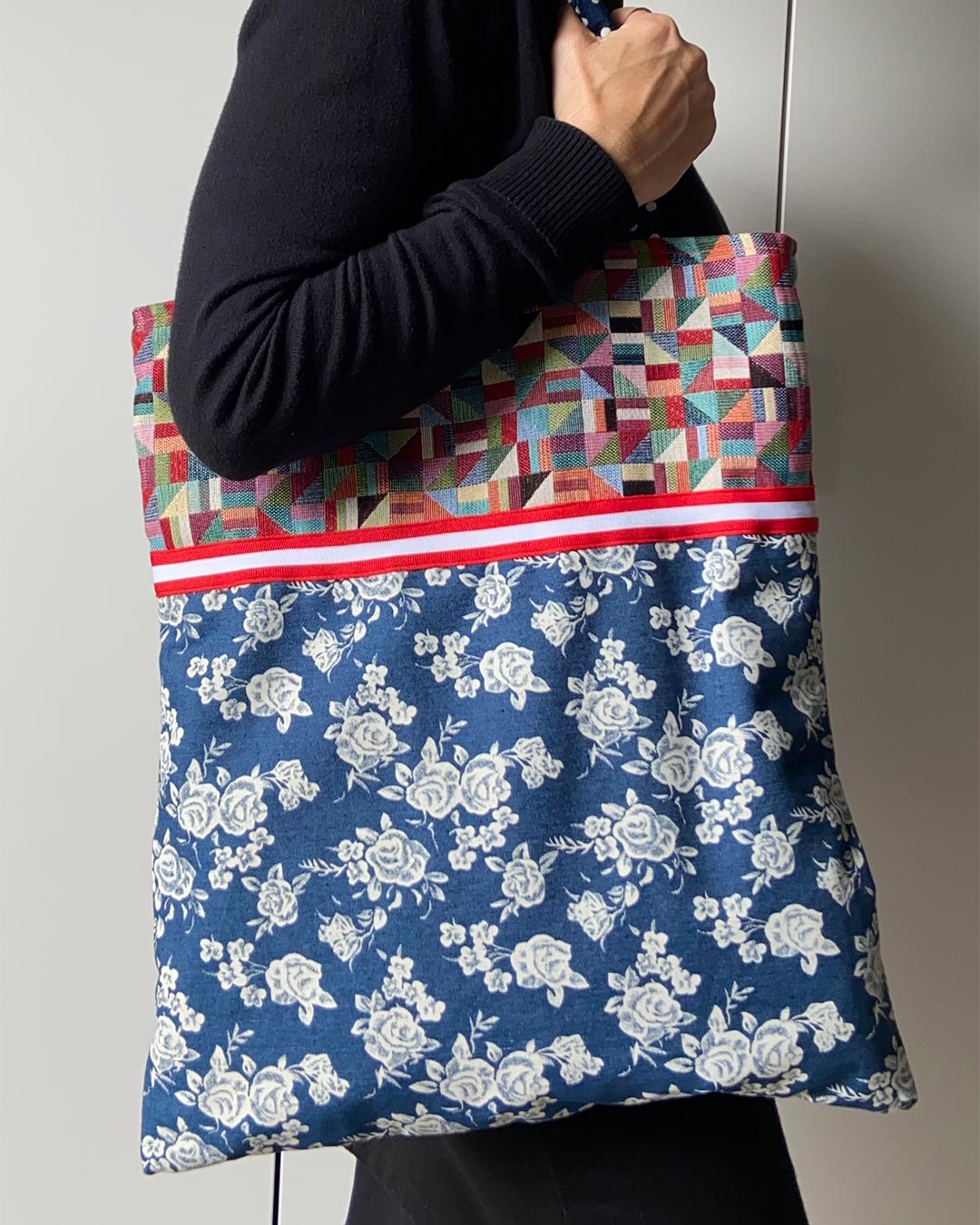unieke, handgemaakte en kleurrijke totebag van PIEKS creations met grafisch patroon en lieve witte bloemen - model