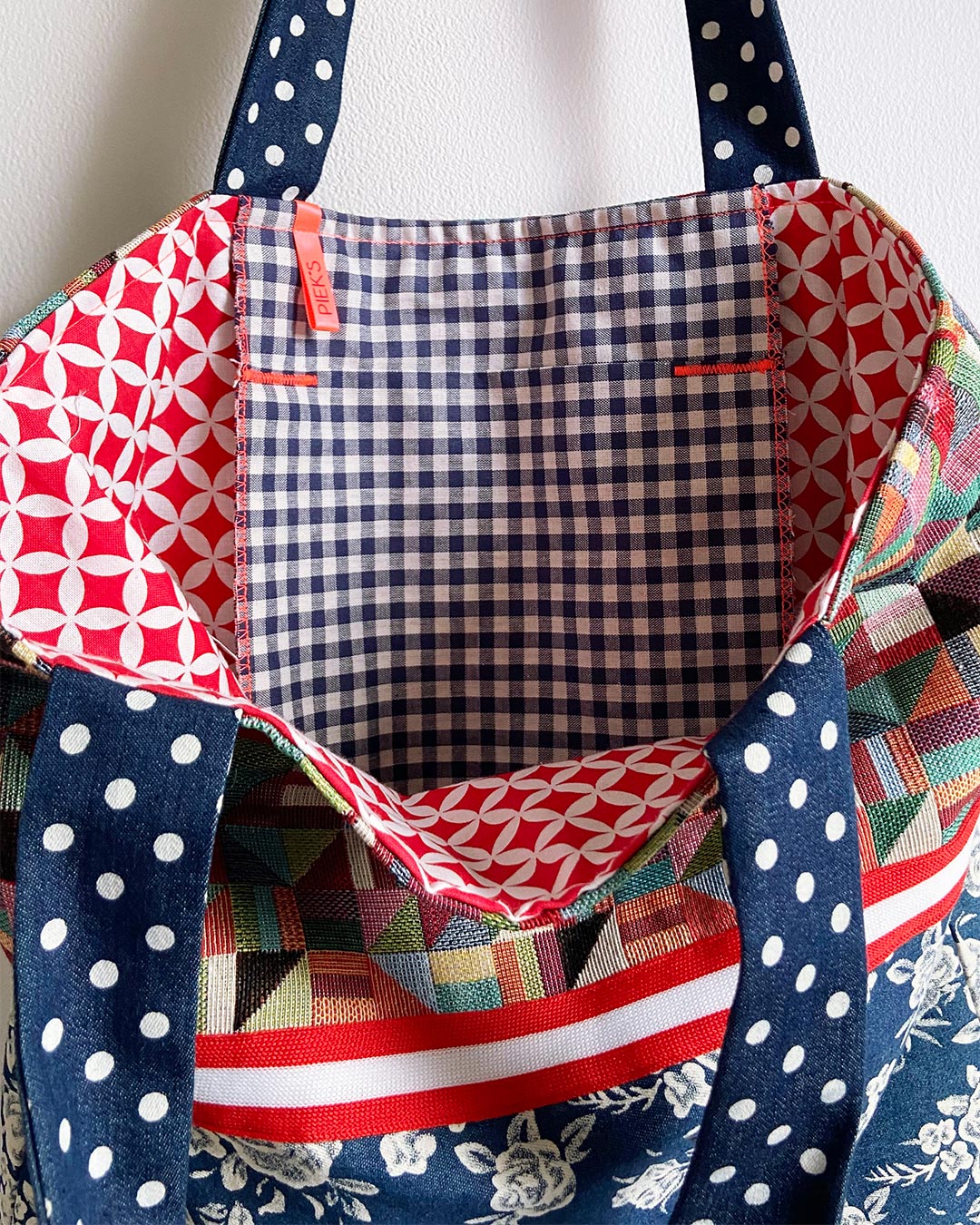 unieke, handgemaakte en kleurrijke totebag van PIEKS creations met grafisch patroon en lieve witte bloemen - binnenvakje