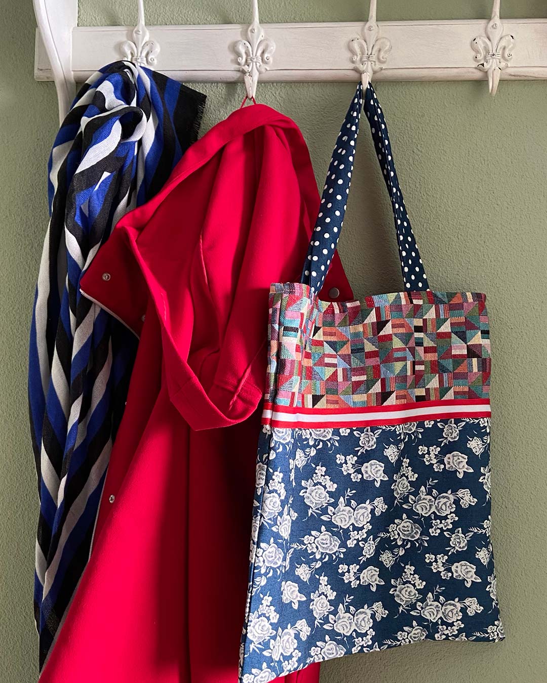 unieke, handgemaakte en kleurrijke totebag van PIEKS creations met grafisch patroon en lieve witte bloemen - sfeerfoto