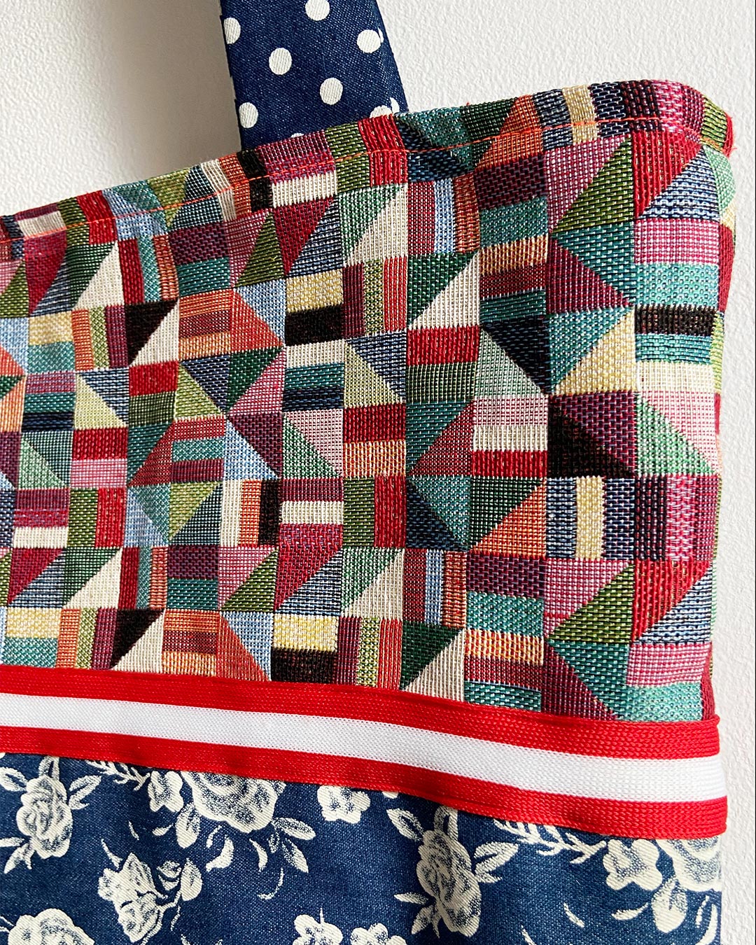 unieke, handgemaakte en kleurrijke totebag van PIEKS creations met grafisch patroon en lieve witte bloemen - zijkant