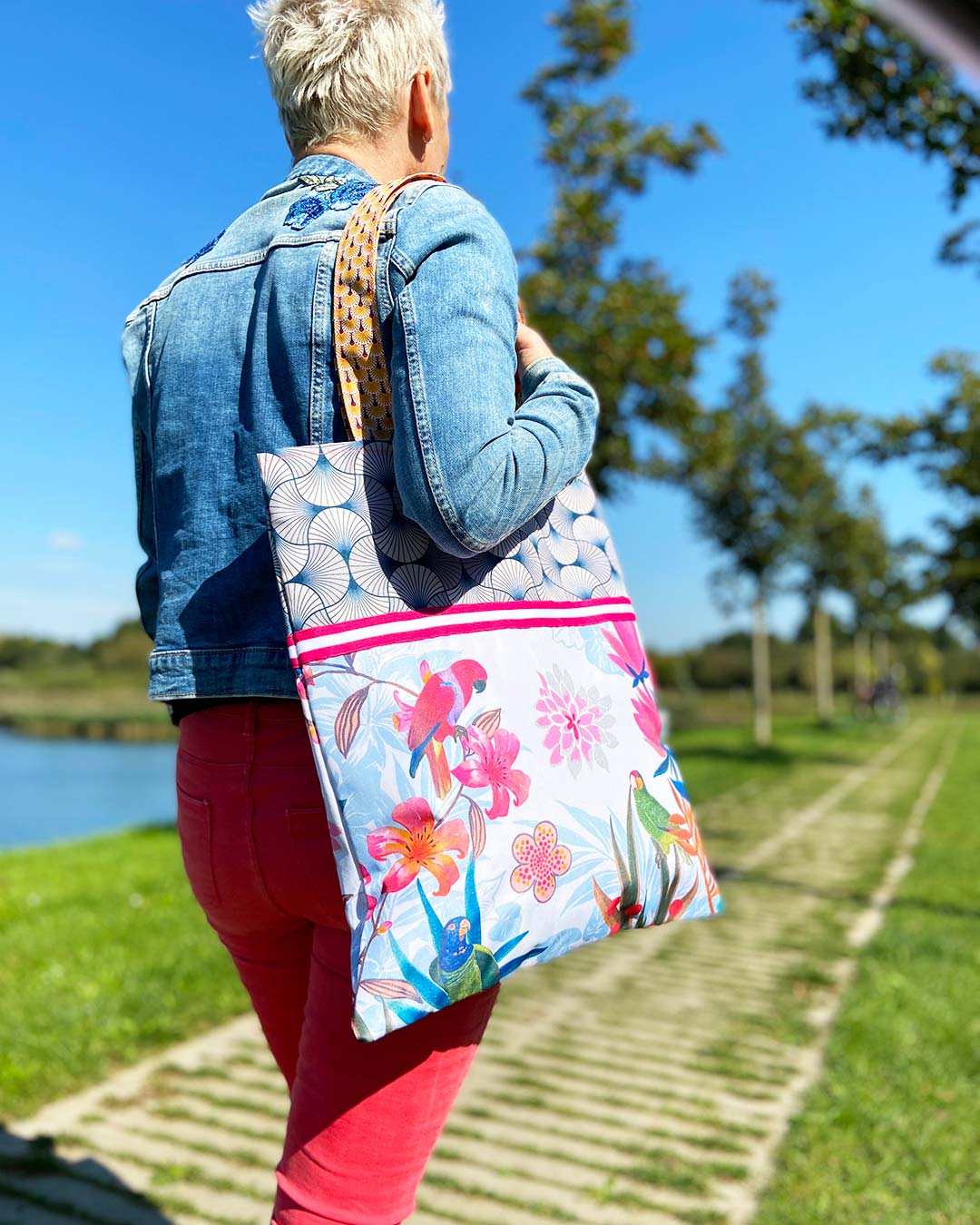 unieke, handgemaakte en kleurrijke totebag van PIEKS creations met grafisch patroon en zomerse print - sfeerfoto