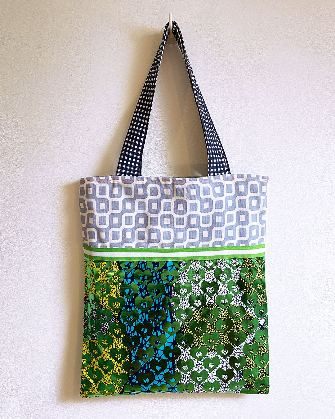 unieke, handgemaakte en kleurrijke totebag van PIEKS creations met groene metallic hartjes - achterkant