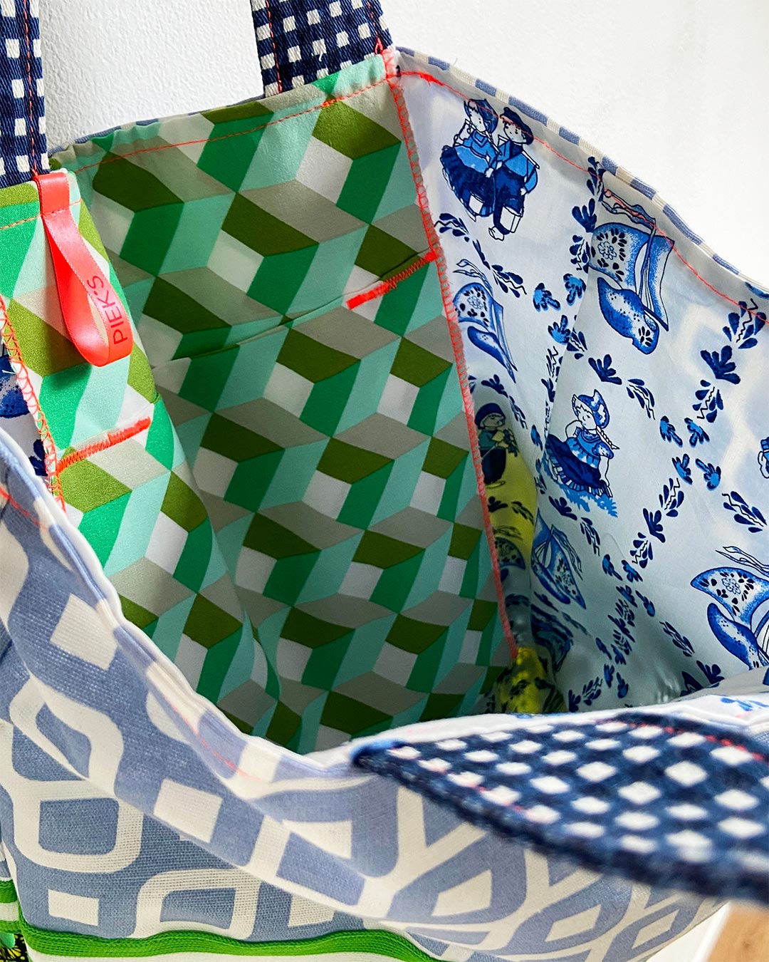 unieke, handgemaakte en kleurrijke totebag van PIEKS creations met groene metallic hartjes - binnenkant