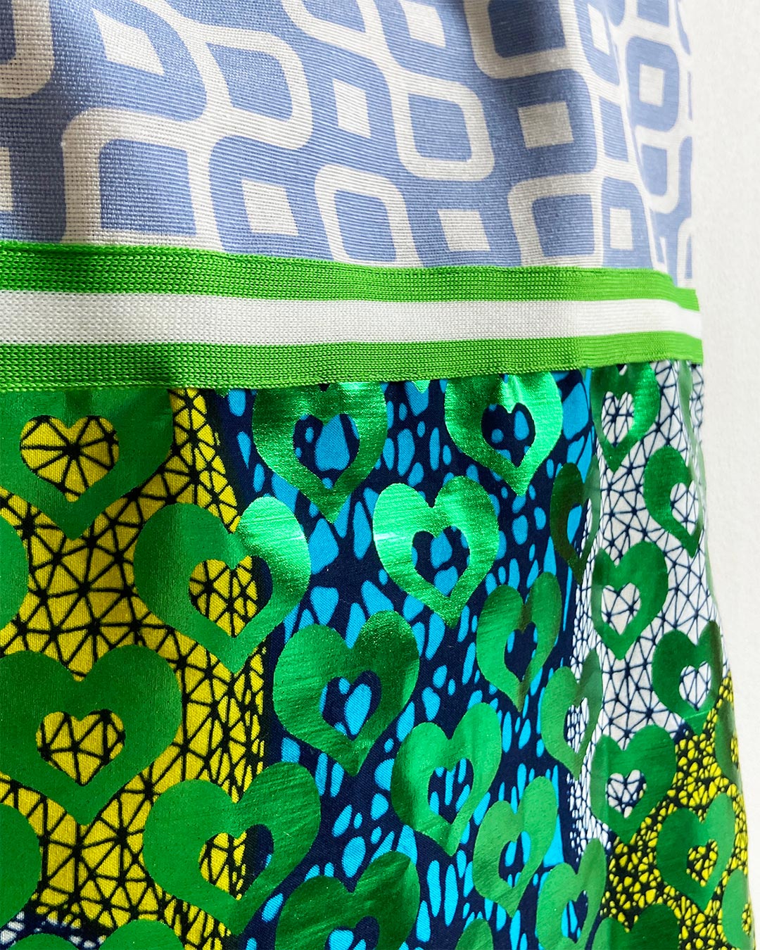 unieke, handgemaakte en kleurrijke totebag van PIEKS creations met groene metallic hartjes - stoffen