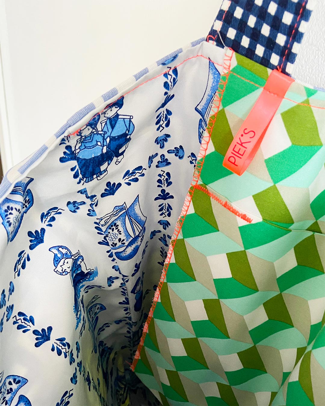 unieke, handgemaakte en kleurrijke totebag van PIEKS creations met groene metallic hartjes - close up
