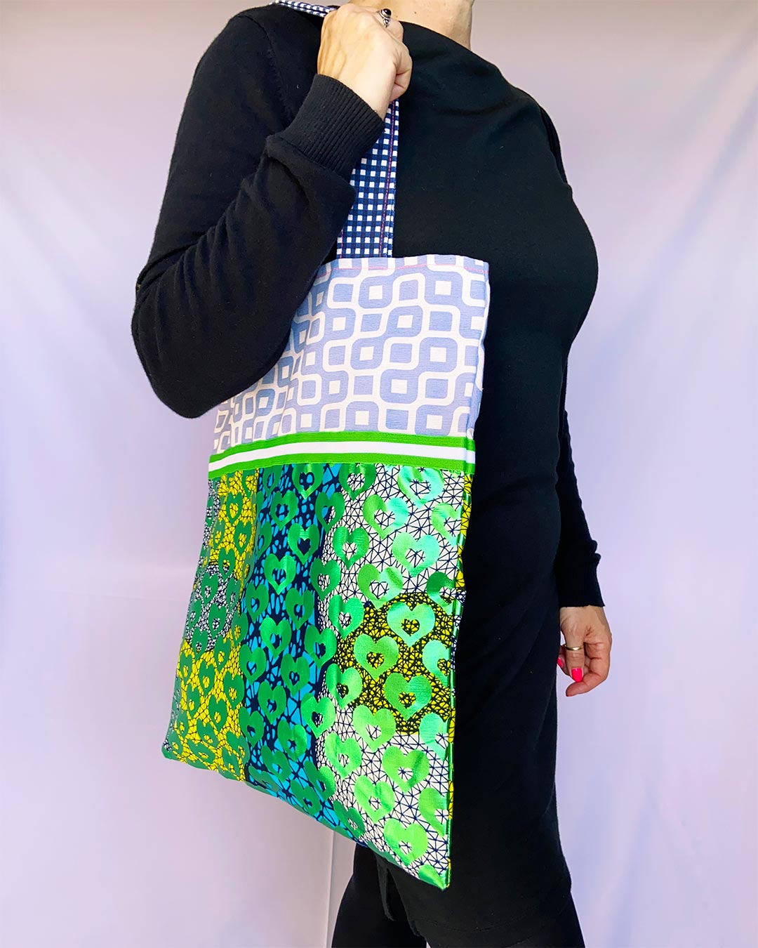 unieke, handgemaakte en kleurrijke totebag van PIEKS creations met groene metallic hartjes - model