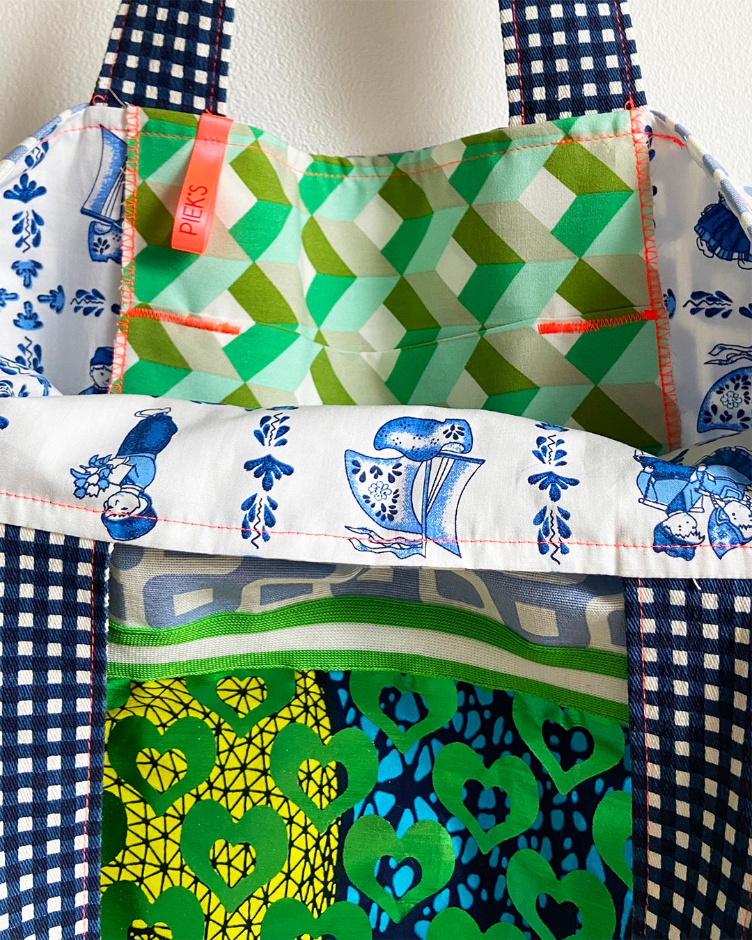 unieke, handgemaakte en kleurrijke totebag van PIEKS creations met groene metallic hartjes - open