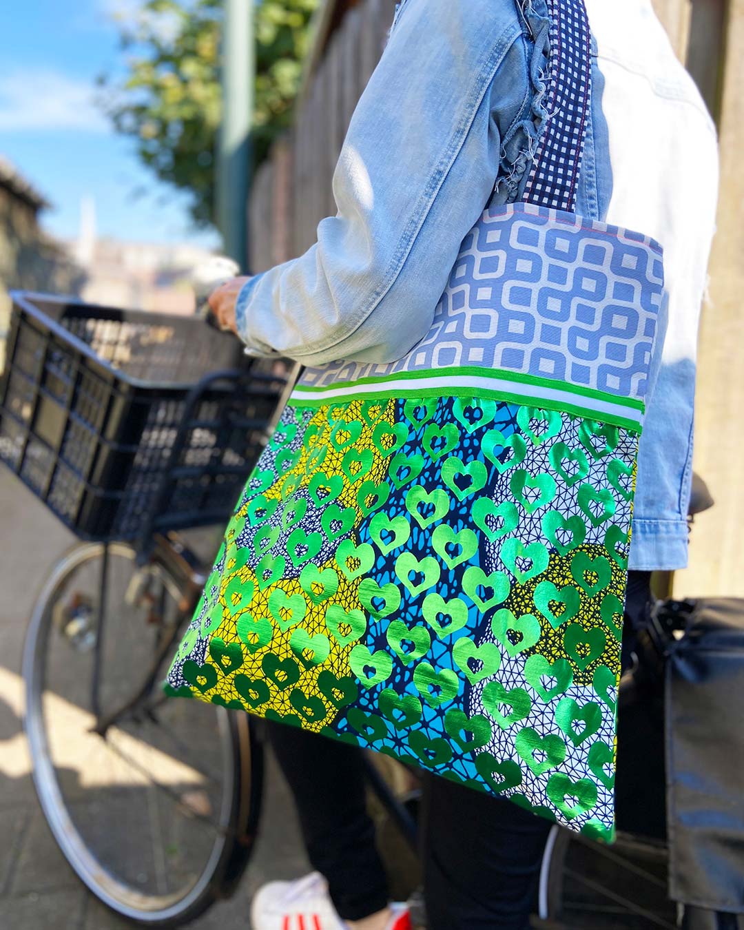 unieke, handgemaakte en kleurrijke totebag van PIEKS creations met groene metallic hartjes - sfeerfoto