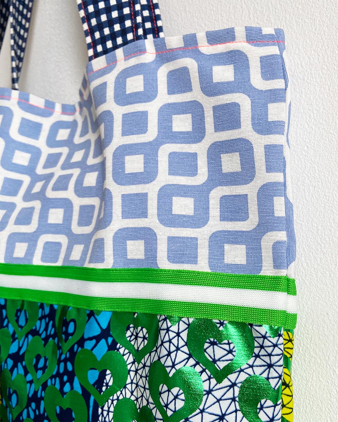 unieke, handgemaakte en kleurrijke totebag van PIEKS creations met groene metallic hartjes - zijkant