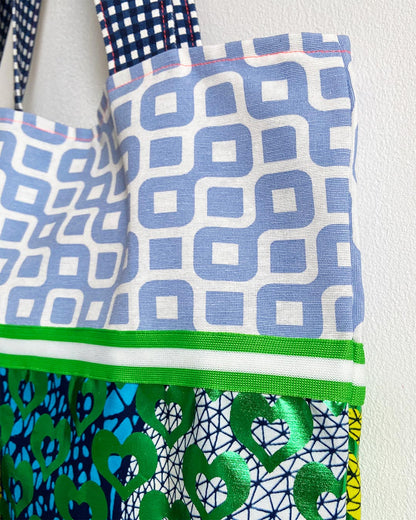 unieke, handgemaakte en kleurrijke totebag van PIEKS creations met groene metallic hartjes - zijkant