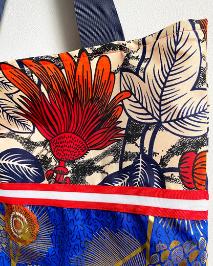 unieke, handgemaakte en kleurrijke totebag van PIEKS creations met grote bloemen en gouden details - zijkant