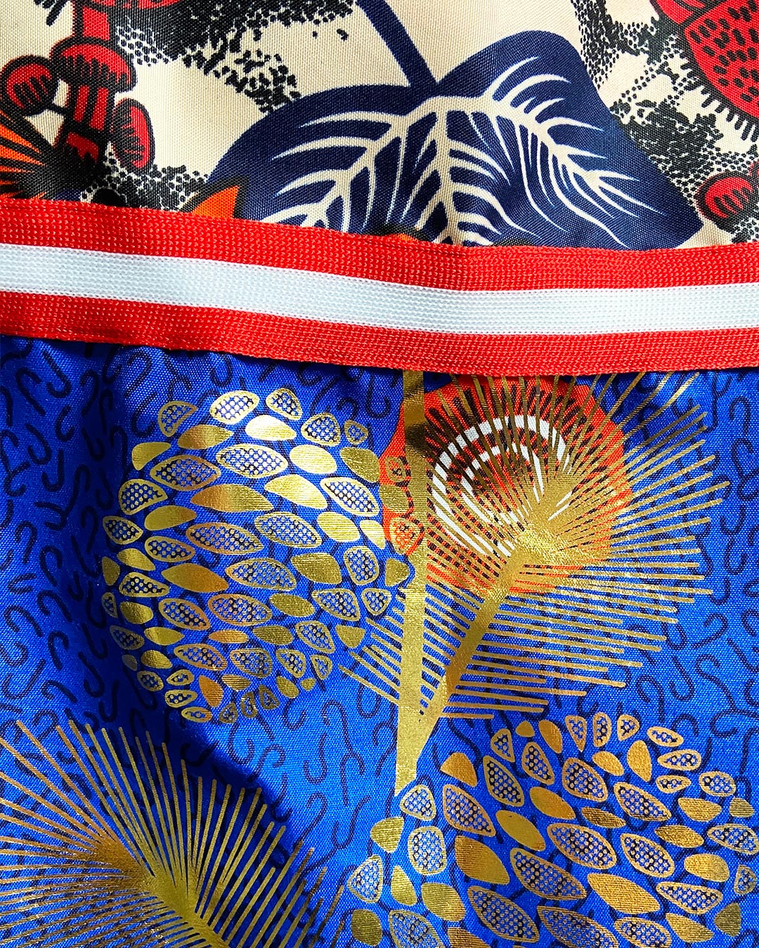 unieke, handgemaakte en kleurrijke totebag van PIEKS creations met grote bloemen en gouden details - stoffen