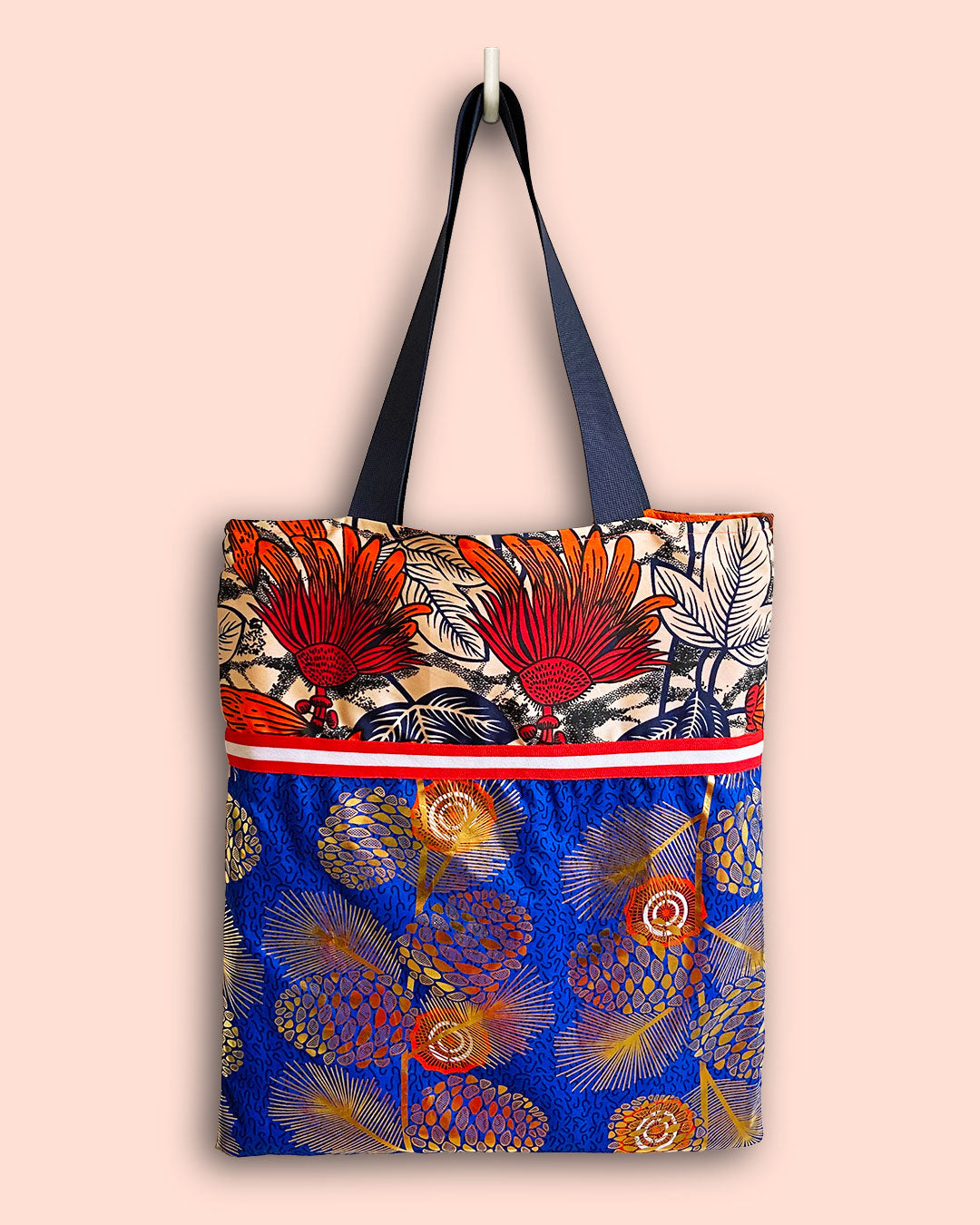 unieke, handgemaakte en kleurrijke totebag van PIEKS creations met grote bloemen en gouden details - voorzijde