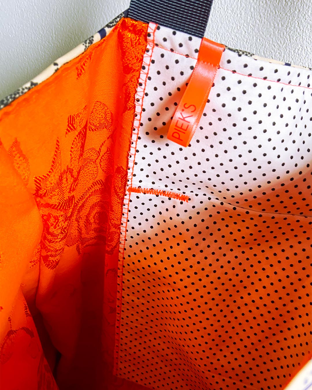 unieke, handgemaakte en kleurrijke totebag van PIEKS creations met grote bloemen en gouden details - binnenkant