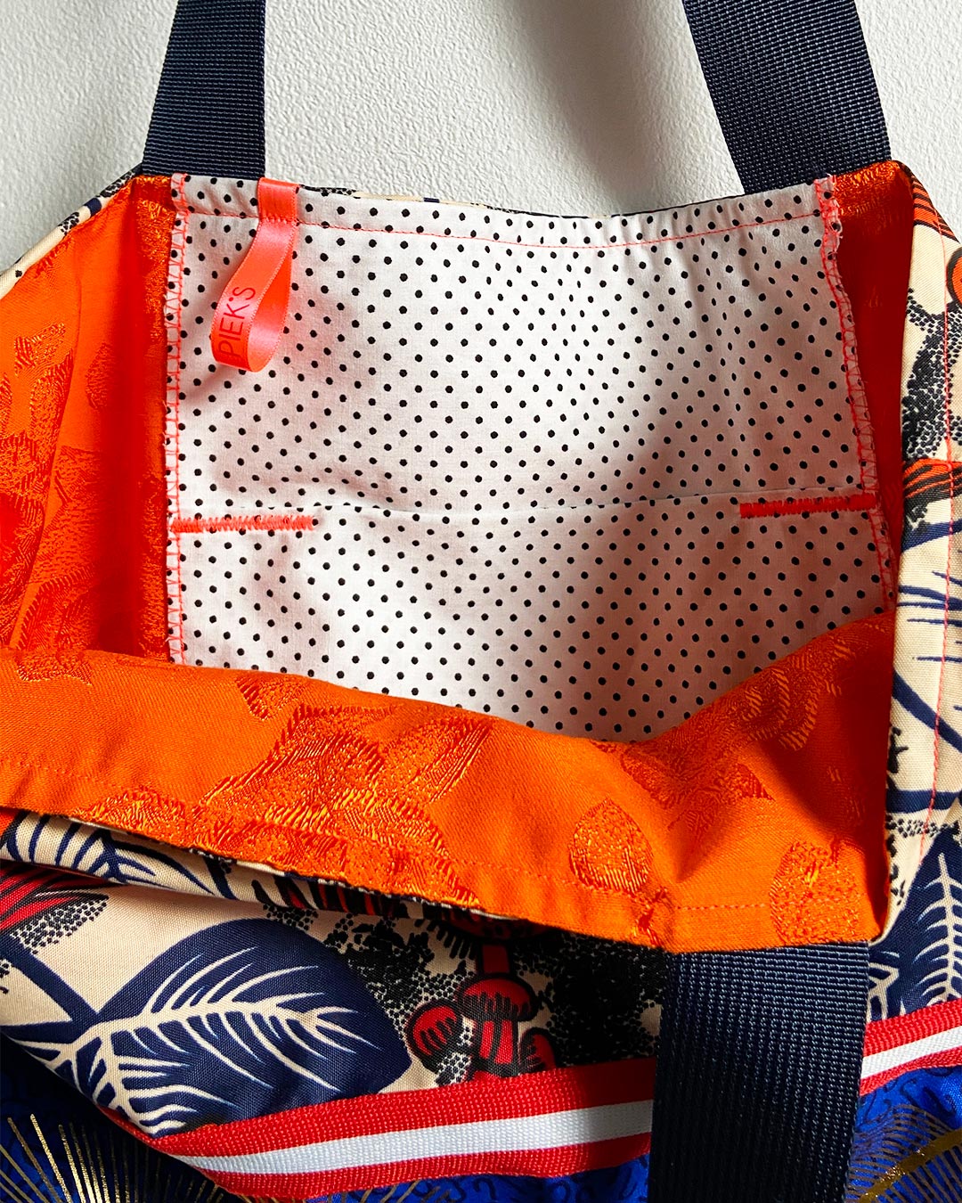 unieke, handgemaakte en kleurrijke totebag van PIEKS creations met grote bloemen en gouden details - binnenvakje
